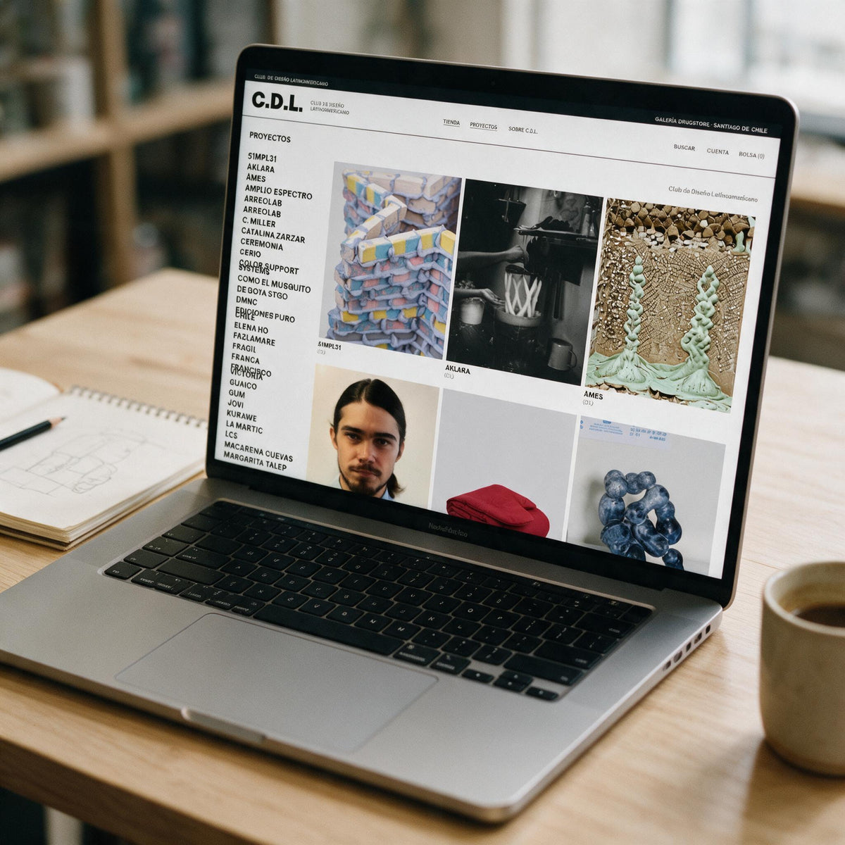 Proyectos de CDL en MacBook Pro, vista cenital, fotografía cinematográfica analógica de 35 mm