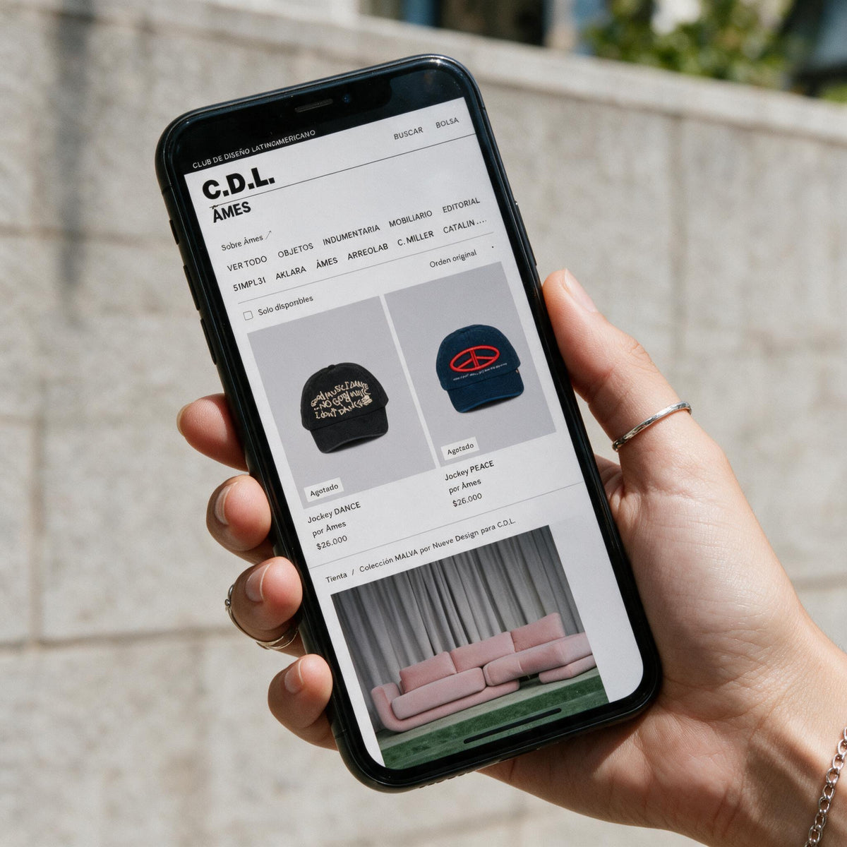 Proyecto Ames de CDL en iPhone dentro de una librería de diseño, fotografía cinematográfica analógica de 35 mm
