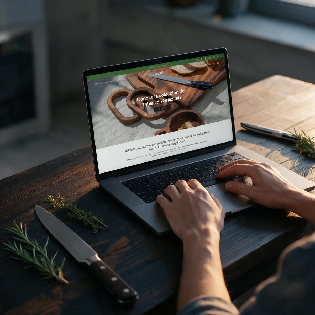 Sitio de GrilloLab en MacBook Pro dentro de una cocina, fotografía cinematográfica analógica de 35 mm