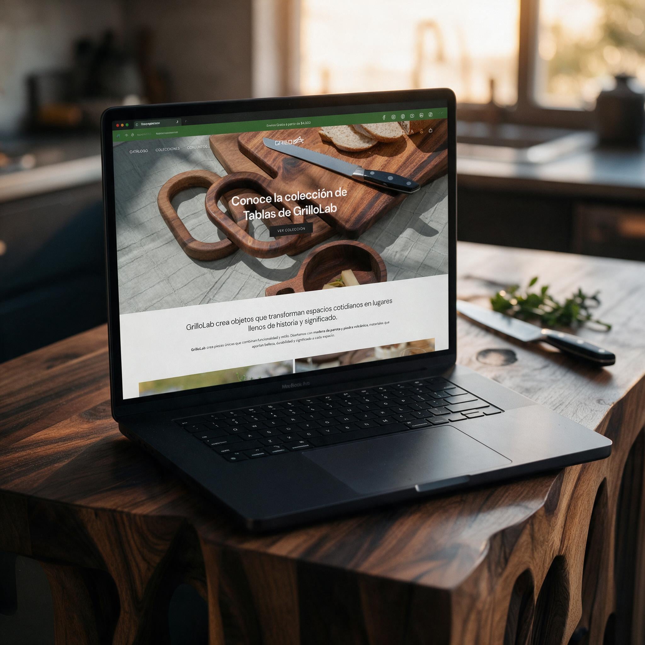 Sitio de GrilloLab en MacBook Pro, contracampo cálido, fotografía cinematográfica analógica de 35 mm