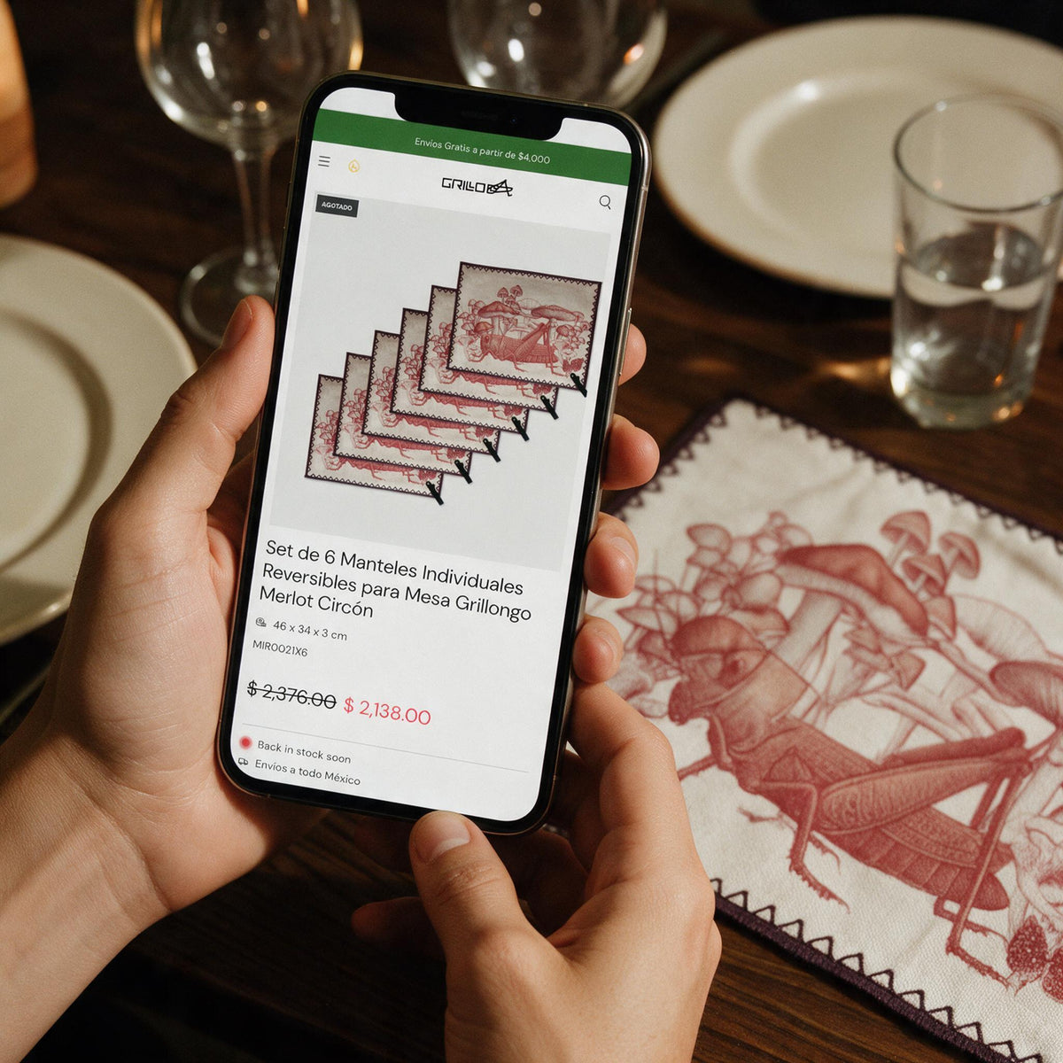 Manteles de GrilloLab en iPhone dentro de un ambiente de mesa, fotografía cinematográfica analógica de 35 mm