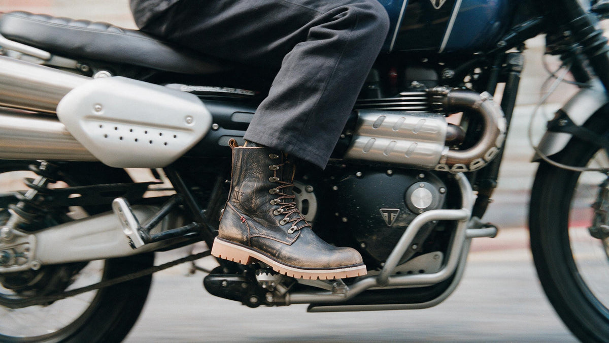 Growth Partner B2C — Umberto Luce — bota Dune en uso sobre motocicleta · seleccion-aprobada-2026-09-08 · 1/6