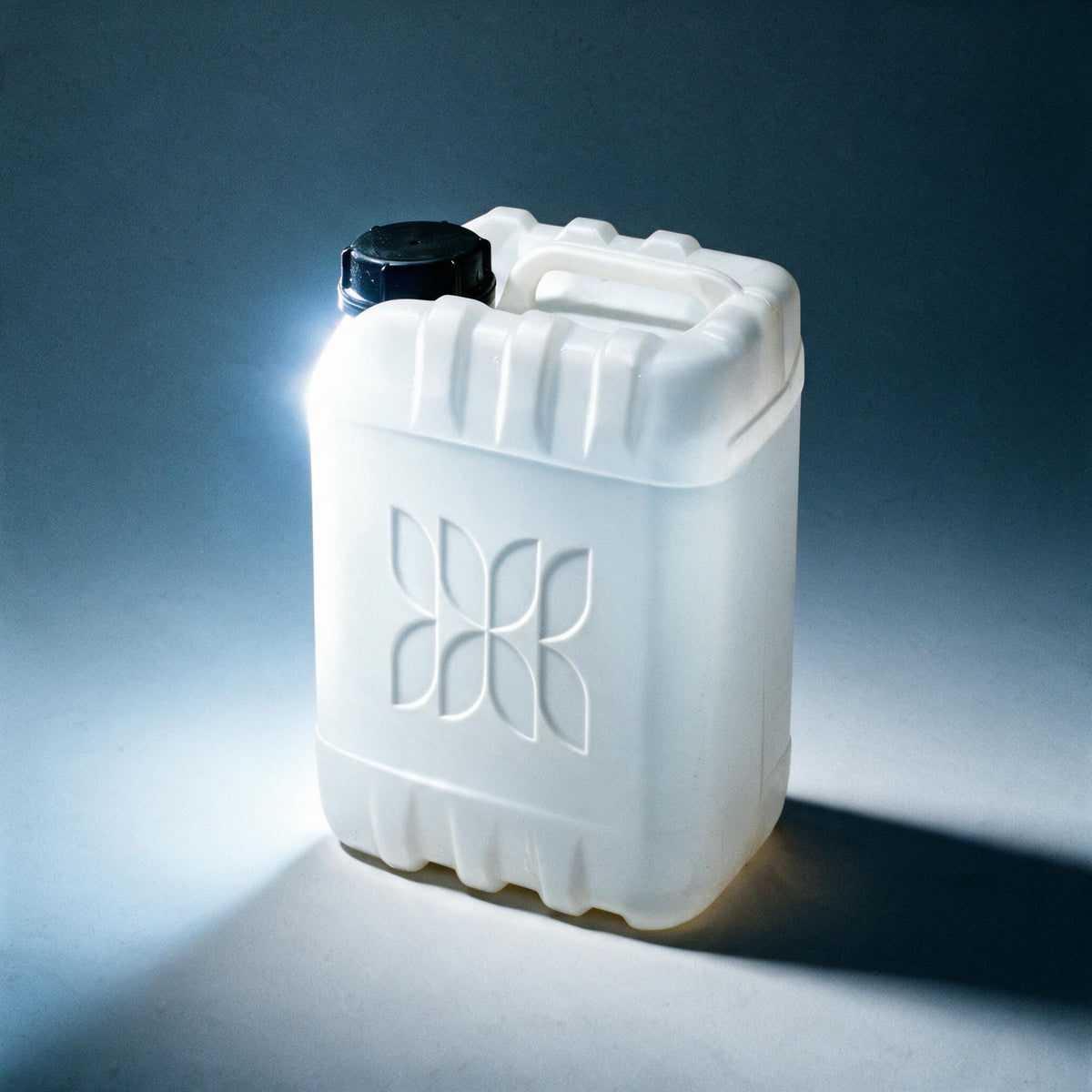 Química Dupsa — bidón blanco, geometría alineada