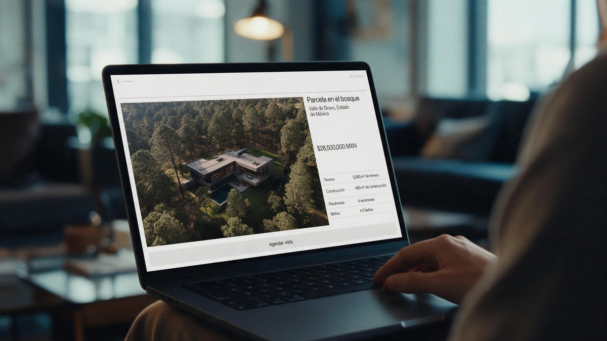 Sitio Web Autoadministrable — comprador consultando desde casa la ficha autoadministrable de una parcela en el bosque